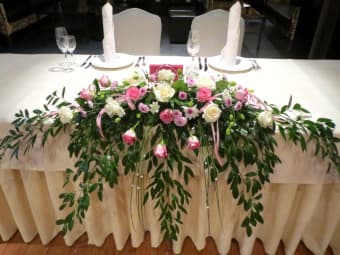 Композиция на стол молодоженов из белых и розовых роз