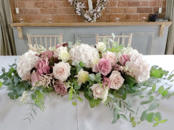 Свадебная композиция на стол из роз и гортензий
