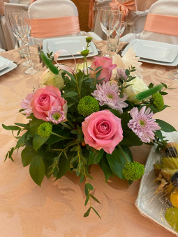 Бело-розовая композиция на стол гостей 